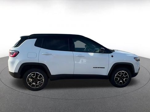 Used 2025 Jeep Compass Trailhawk AWD/4WD image 7