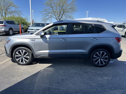 Certified 2023 Volkswagen Taos SE w/ Panoramic Sunroof Package image 4