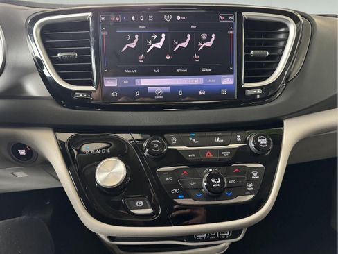 Used 2024 Chrysler Pacifica Touring-L FWD image 18