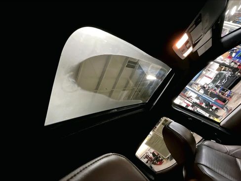 Used 2016 Toyota Tacoma Limited w/ Towing Package image 14