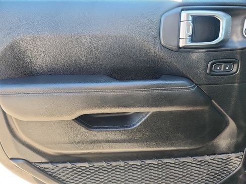 Used 2019 Jeep Wrangler Unlimited Sahara image 13