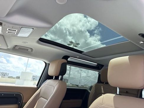 Used 2025 Land Rover Defender 90 S image 21