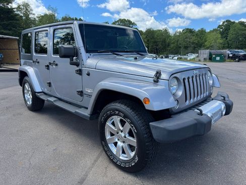 Used 2014 Jeep Wrangler Unlimited Sahara w/ Connectivity Group AWD/4WD image 7