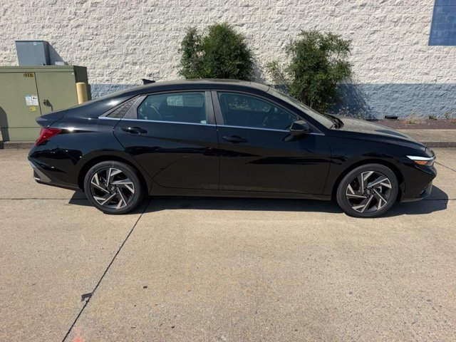 New 2026 Hyundai Elantra Limited FWD image 2