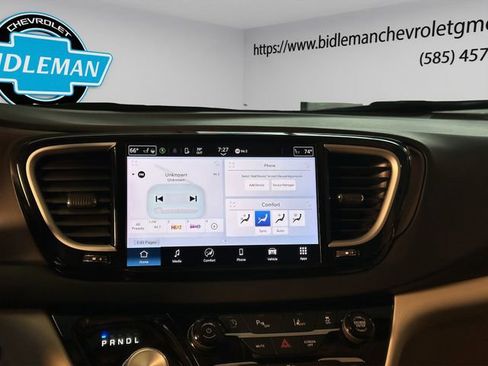 Used 2024 Chrysler Pacifica Touring-L image 18