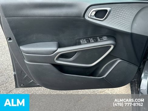 Used 2025 Kia Soul LX w/ LX Technology Package FWD image 11