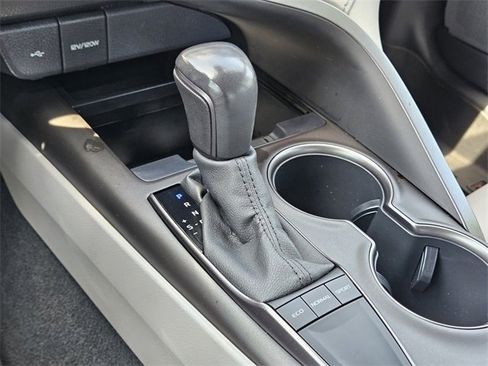 Used 2022 Toyota Camry SE image 18