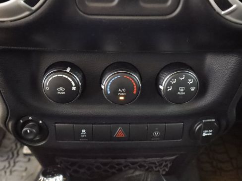 Used 2015 Jeep Wrangler Rubicon w/ Power Convenience Group AWD/4WD image 22