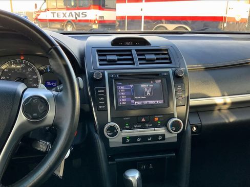Used 2014 Toyota Camry SE FWD image 6