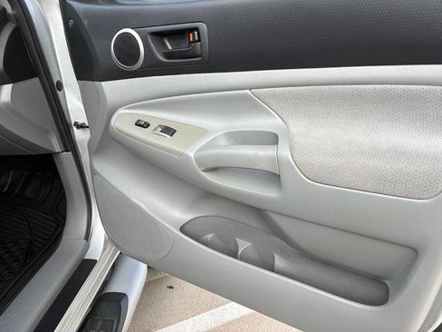 Used 2006 Toyota Tacoma PreRunner image 25