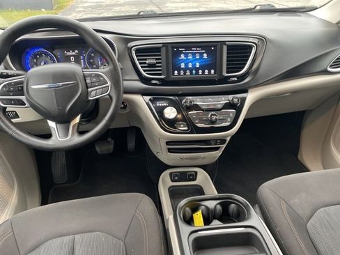 Used 2020 Chrysler Pacifica Touring w/ Tire & Wheel Group image 3