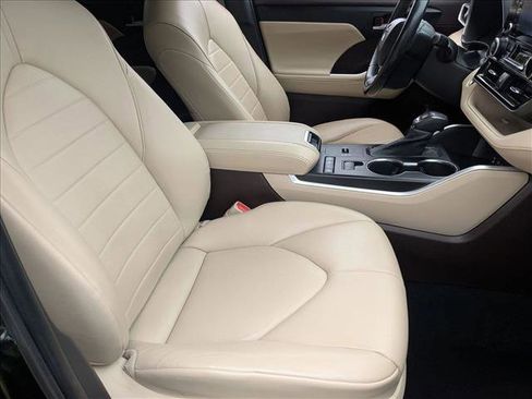 Used 2022 Toyota Highlander XLE image 19