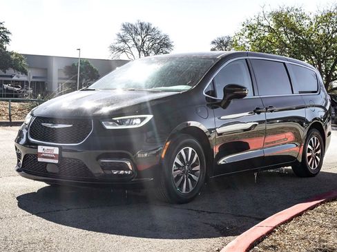 Used 2024 Chrysler Pacifica Select image 9