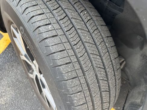 Used 2023 Jeep Grand Cherokee Limited image 3