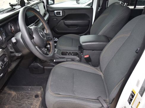 Used 2024 Jeep Gladiator Sport AWD/4WD image 9