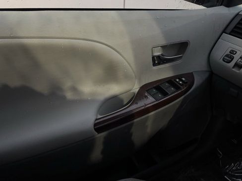 Used 2013 Toyota Sienna XLE image 33