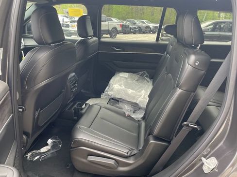 Used 2025 Jeep Grand Cherokee L Limited w/ Black Appearance Package AWD/4WD image 19