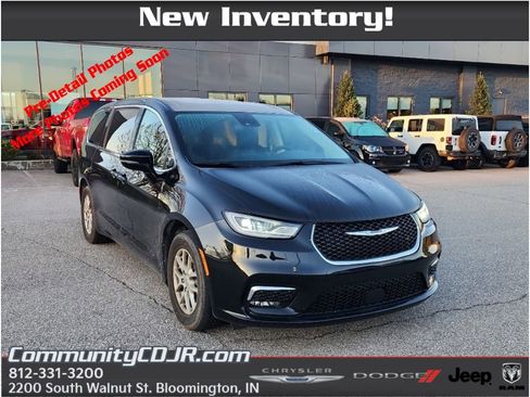 Used 2024 Chrysler Pacifica Touring-L FWD image 1