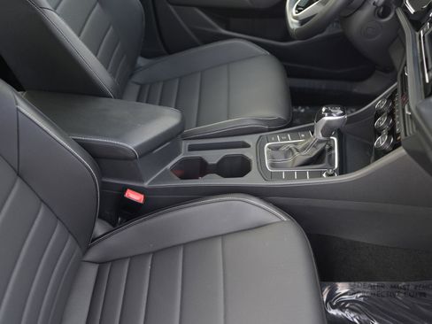 Used 2022 Volkswagen Jetta SE w/ Panoramic Sunroof Package image 18