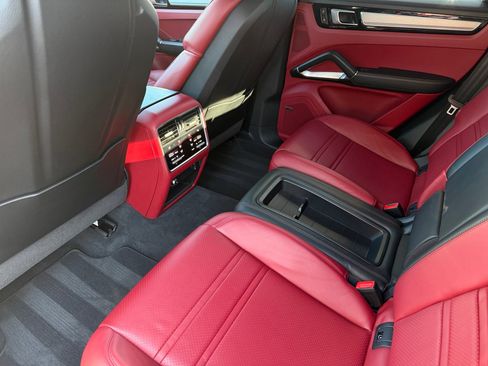 Certified 2023 Porsche Cayenne Turbo AWD/4WD image 31