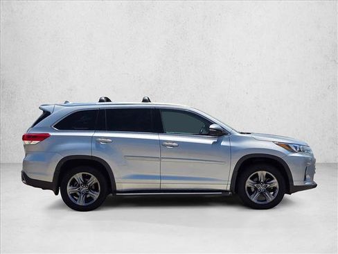 Used 2017 Toyota Highlander Limited Platinum FWD image 4