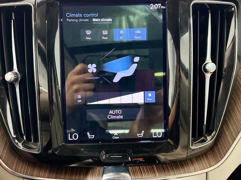 Used 2021 Volvo XC60 T5 Momentum w/ Protection Package Premier image 9