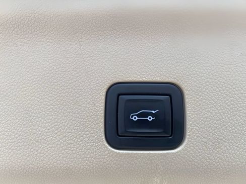 Used 2021 Cadillac Escalade Premium Luxury AWD/4WD image 13