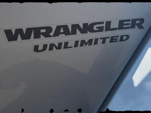 Used 2017 Jeep Wrangler Unlimited Sahara w/ Connectivity Group AWD/4WD image 32