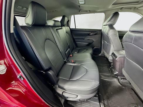 Used 2025 Toyota Highlander XLE image 29