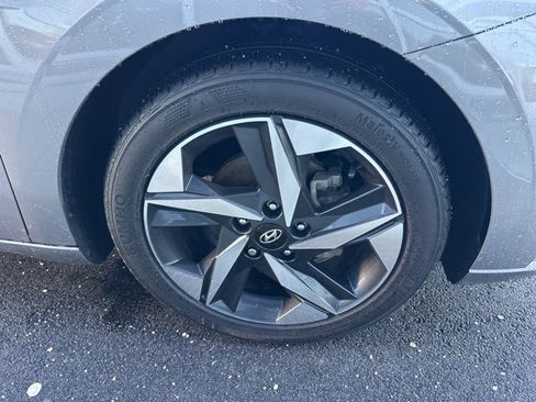 Used 2023 Hyundai Elantra Limited image 32