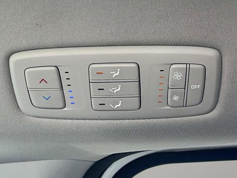 Used 2023 Kia Carnival LX FWD image 15