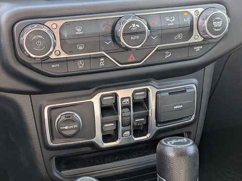 Used 2019 Jeep Wrangler Unlimited Sahara image 20