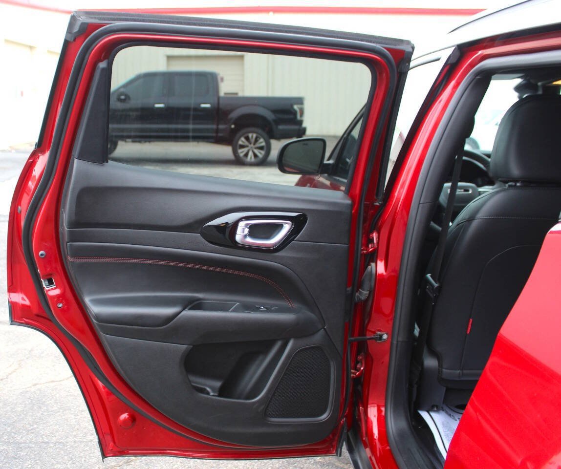 Used 2025 Jeep Compass Trailhawk AWD/4WD image 14