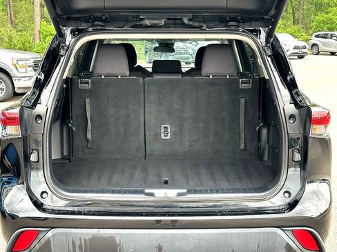 Used 2024 Toyota Highlander LE AWD/4WD image 32