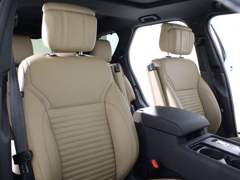 Used 2025 Land Rover Discovery Dynamic SE AWD/4WD image 17