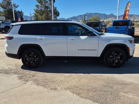 Used 2023 Jeep Grand Cherokee L Laredo AWD/4WD image 4