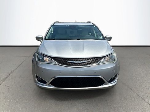 Used 2017 Chrysler Pacifica Touring-L Plus w/ Advanced Safetytec Group FWD image 2