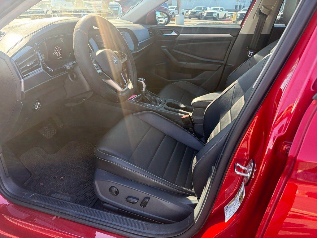 Used 2023 Volkswagen Jetta SE FWD image 9
