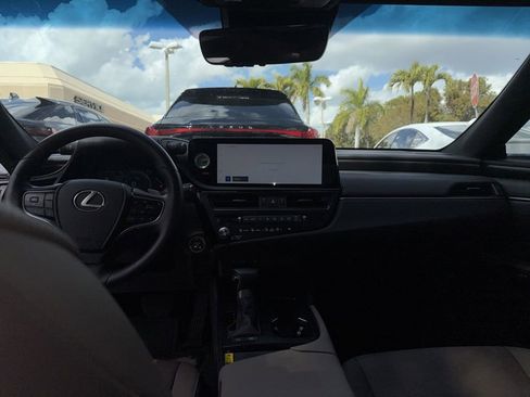 Certified 2025 Lexus ES 300h w/ Premium Package image 28