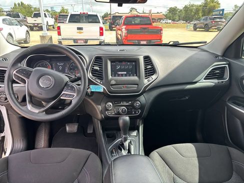 Used 2019 Jeep Cherokee Latitude w/ Popular Appearance Group FWD image 13