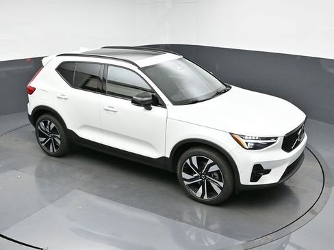 Used 2024 Volvo XC40 B5 Plus image 43