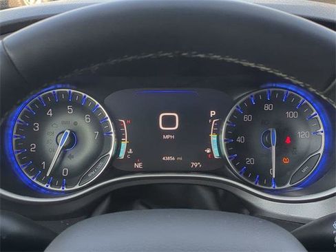 Certified 2024 Chrysler Pacifica Touring-L image 34