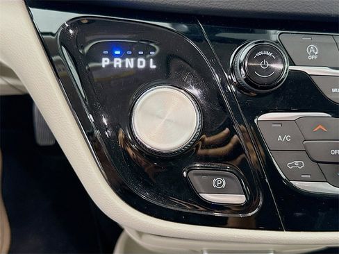 Used 2022 Chrysler Pacifica Touring-L image 17