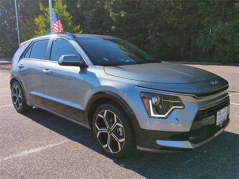 Used 2023 Kia Niro EX Touring image 2