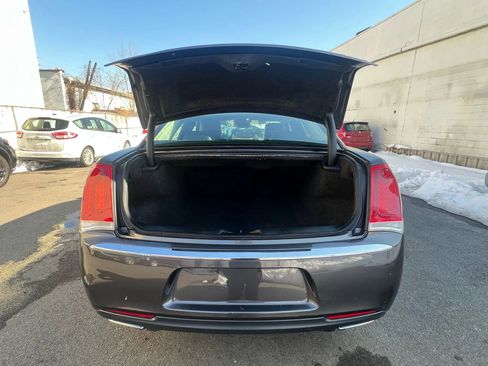 Used 2017 Chrysler 300 C RWD image 9