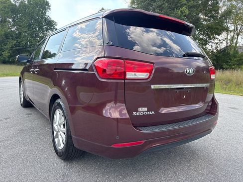 Used 2016 Kia Sedona LX w/ Option Group 020 FWD image 3