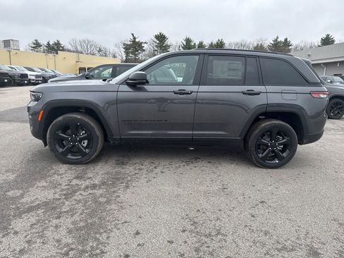 New 2025 Jeep Grand Cherokee 4WD image 2