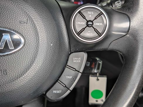 Used 2017 Kia Soul + FWD image 32