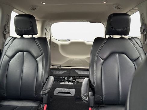 Certified 2023 Chrysler Pacifica Touring-L image 16