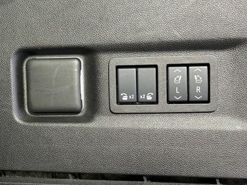 Used 2025 GMC Yukon XL Denali AWD/4WD image 16